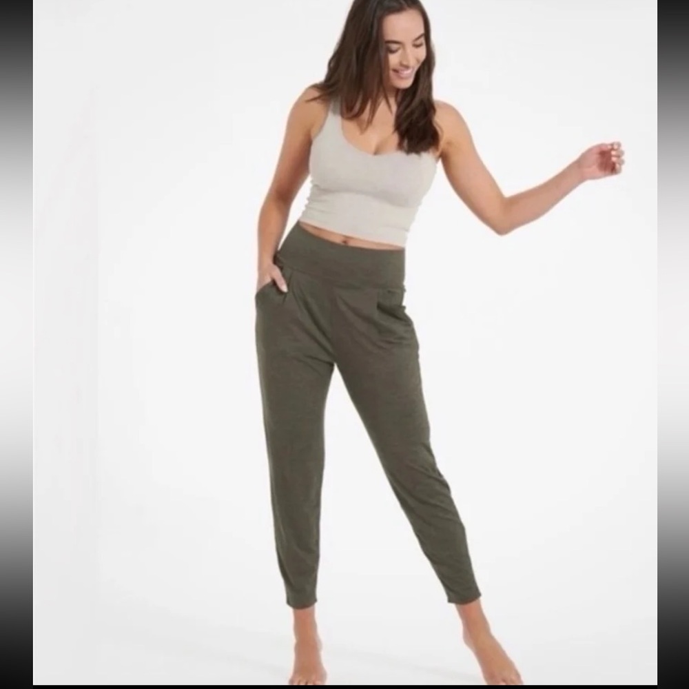 Vuori Lux Harem Jogger Pants size Medium in Charcoal Grey Heathered - Picture 5 of 12